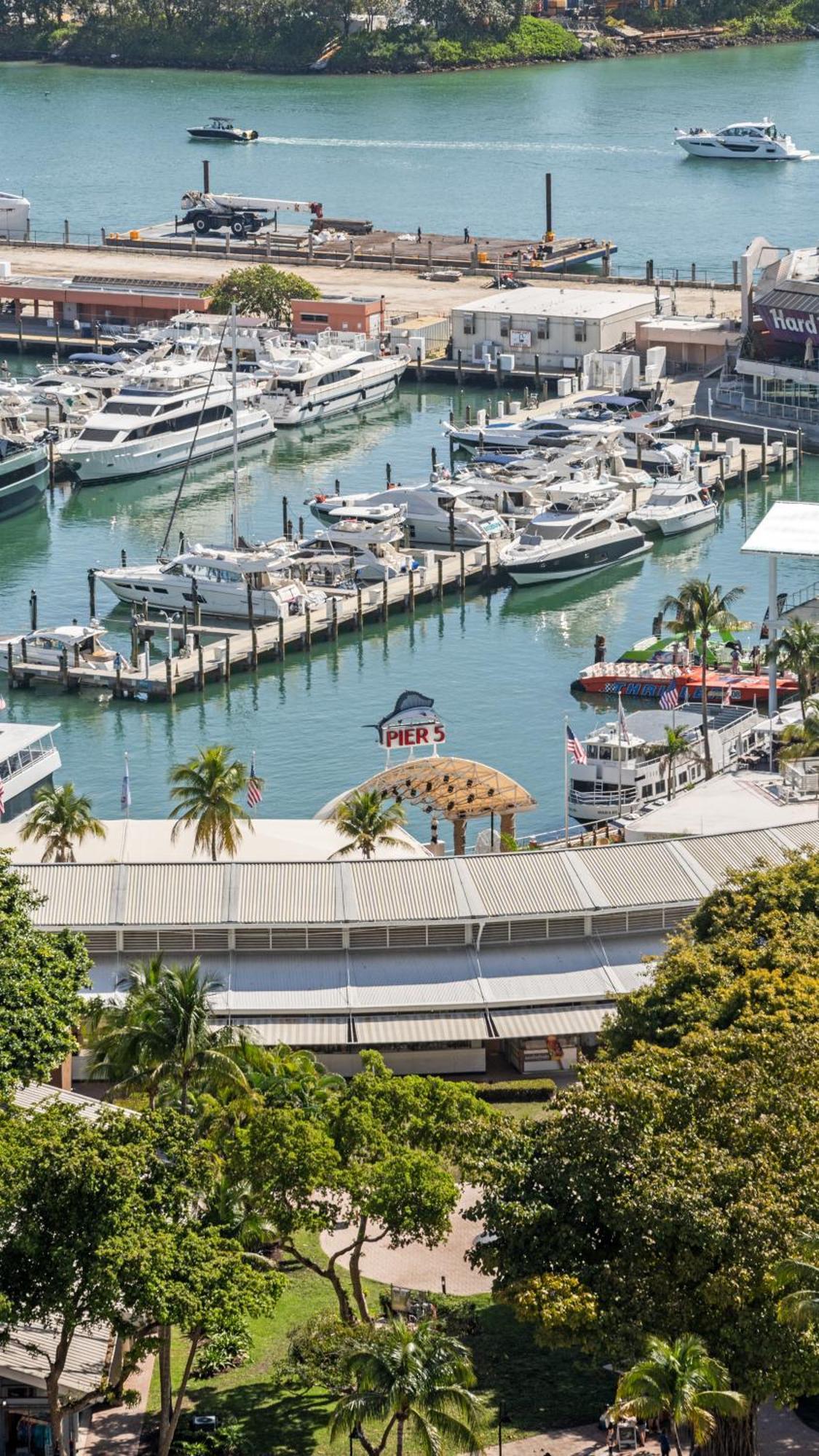 2-bedr Downtown Bay Views Apartment *