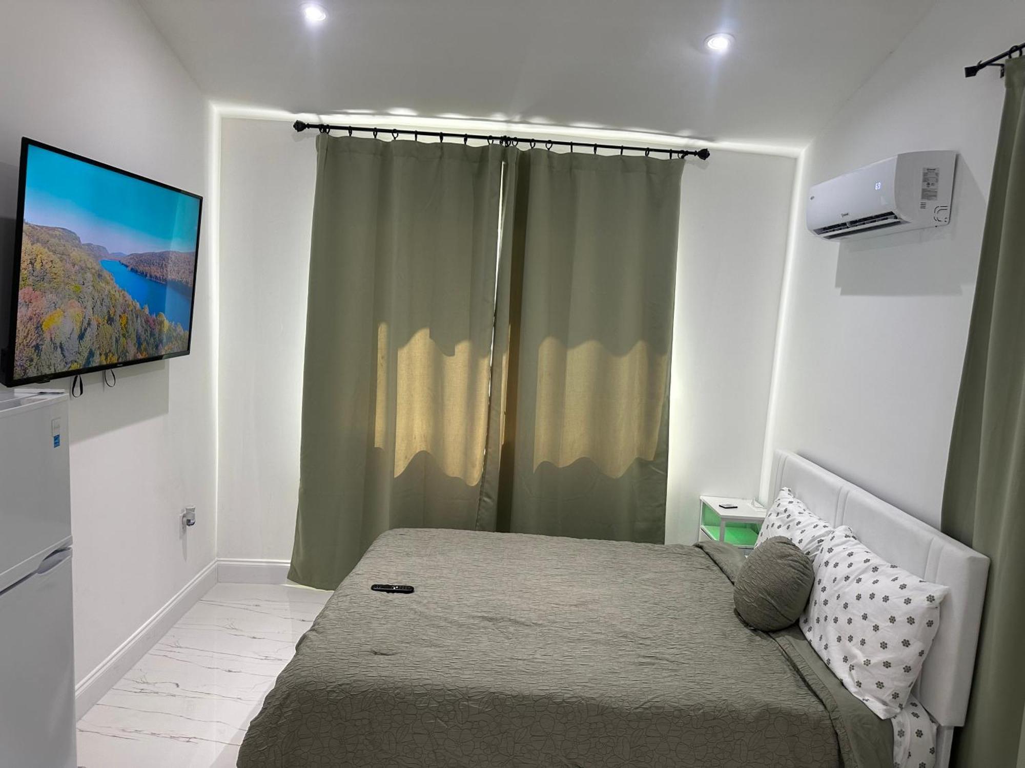 The White And Back Apartment *