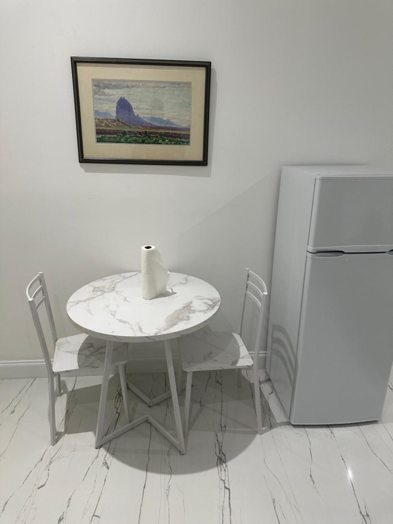 The White And Back Apartment