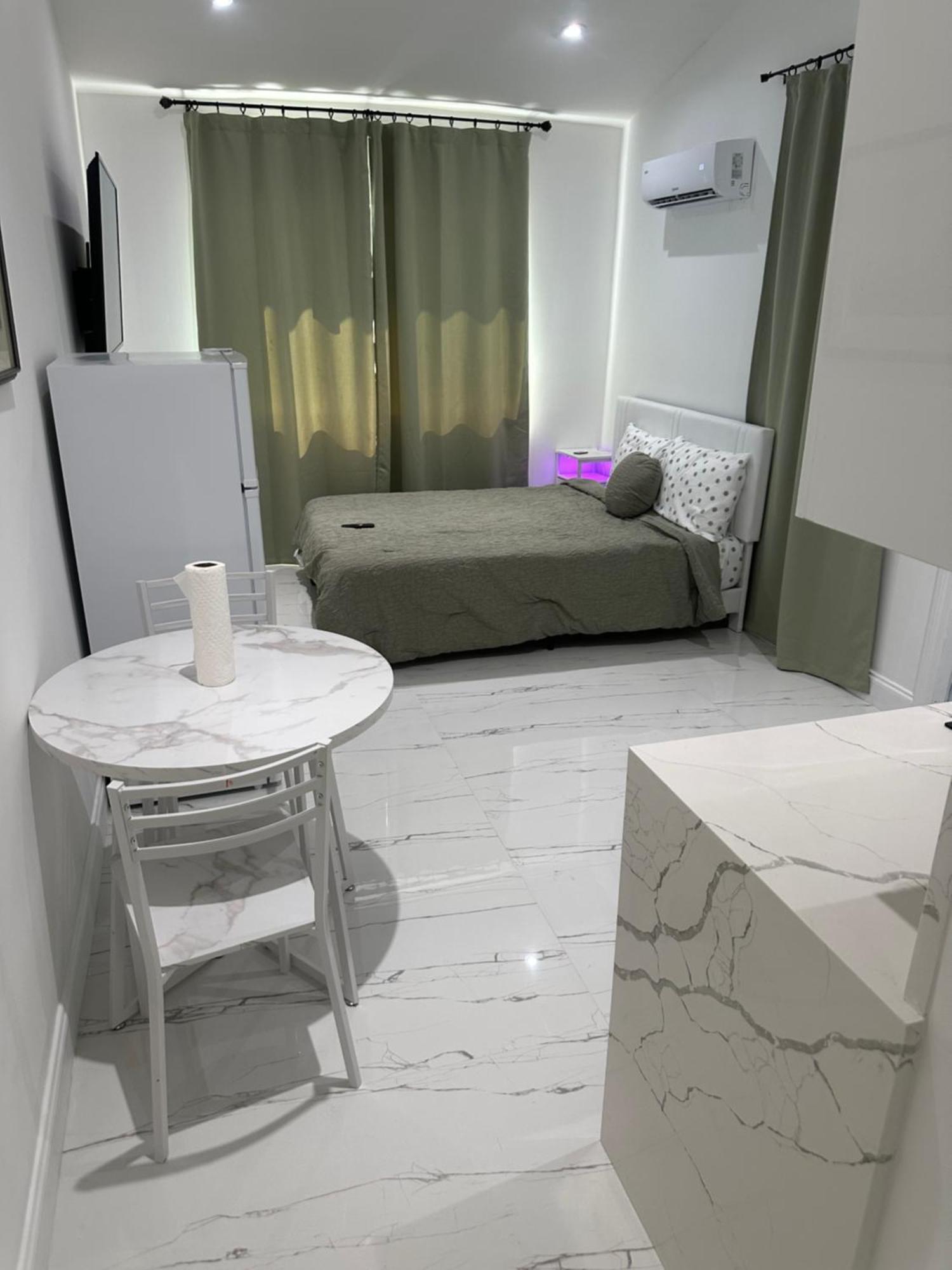 The White And Back Apartment *
