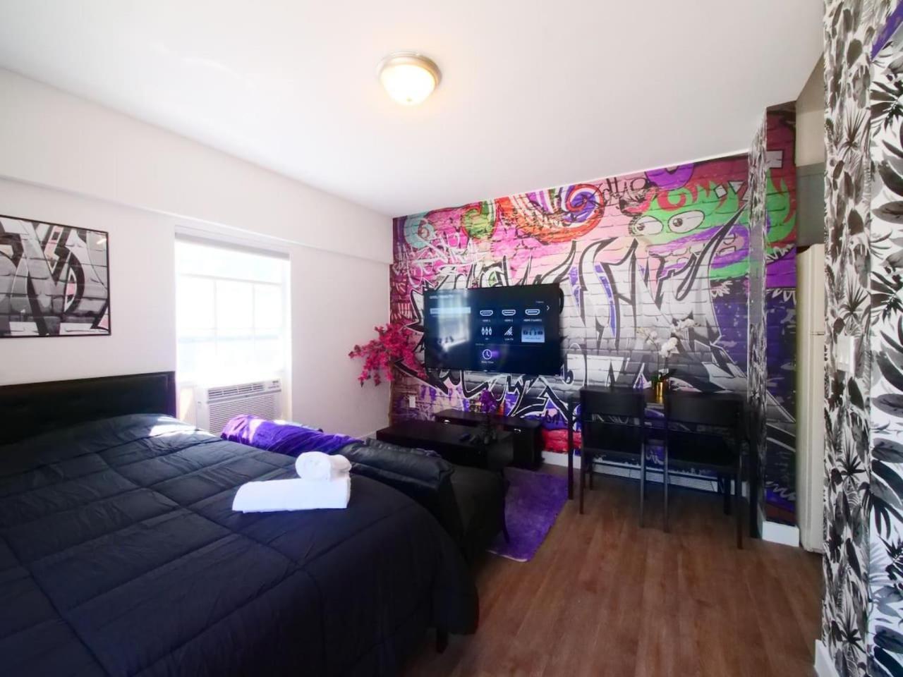 Wynwoods Graffiti Purple Oaisis * Miami
