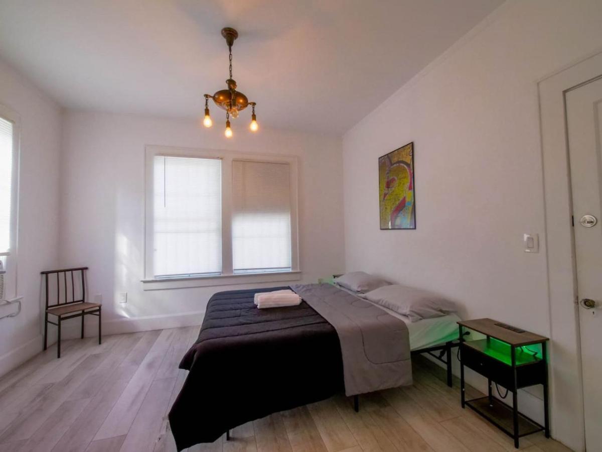 Unique Stylish 2-bedroom Getaway Apartment *
