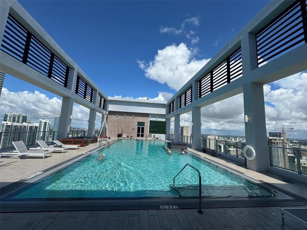 Apartment Elevated Elegance Luxe View Pool Free Parking