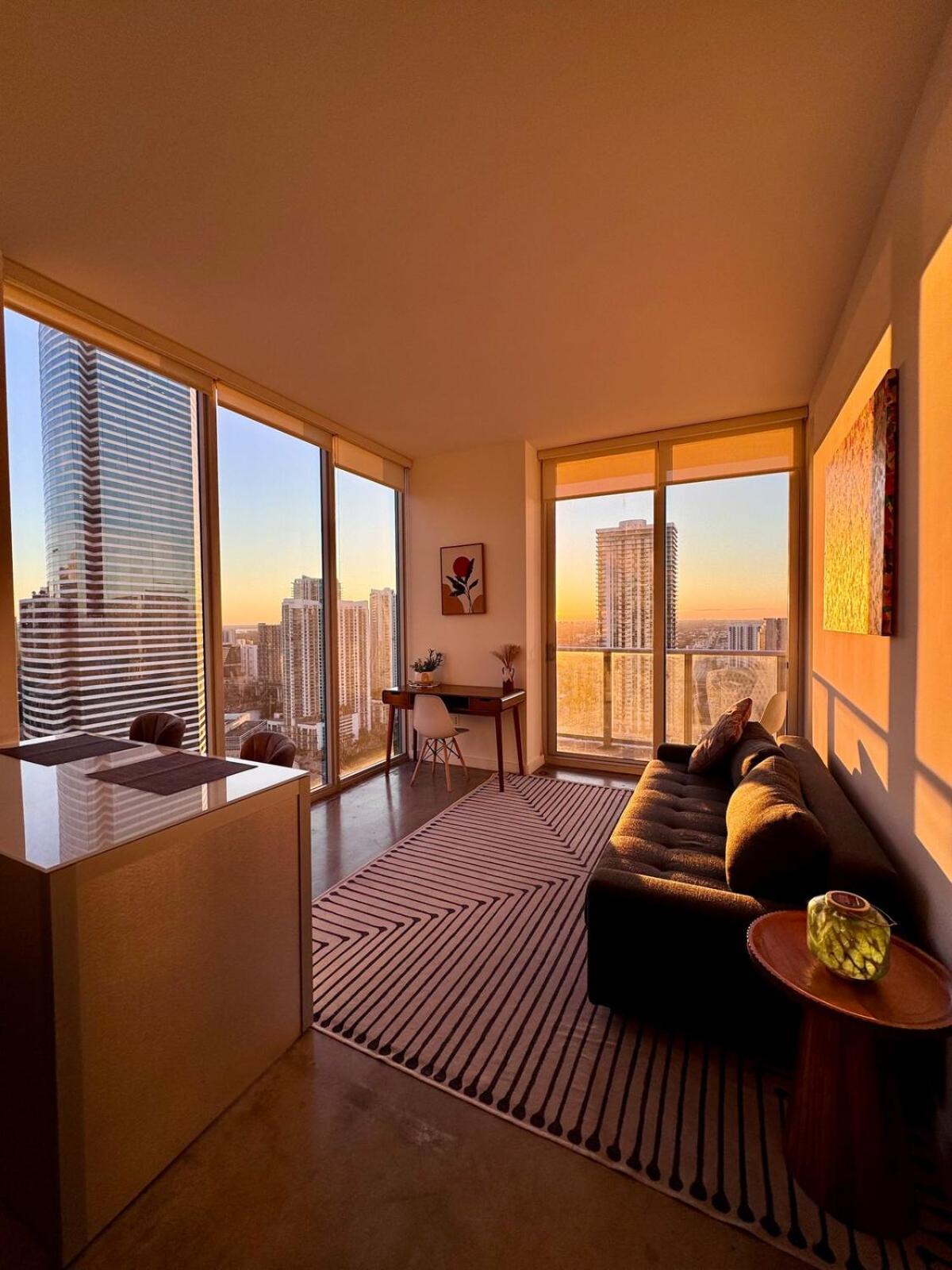 Apartment Elevated Elegance Luxe View Pool Free Parking Miami