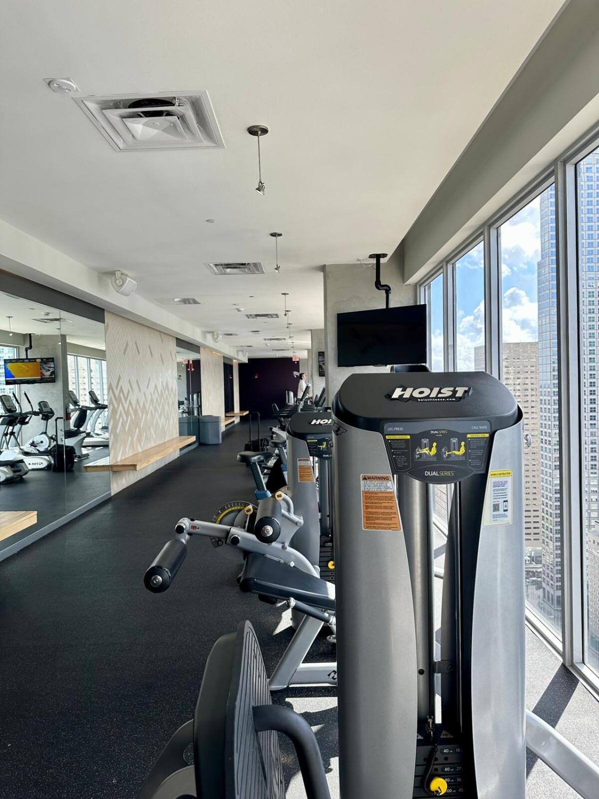 Apartment Elevated Elegance Luxe View Pool Free Parking *