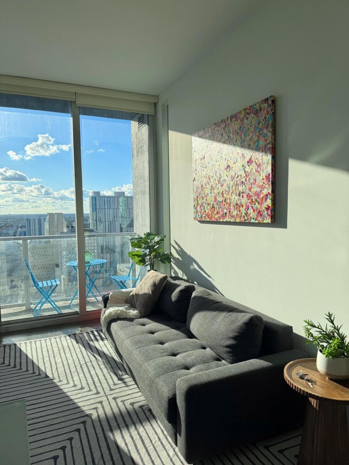 Apartment Elevated Elegance Luxe View Pool Free Parking