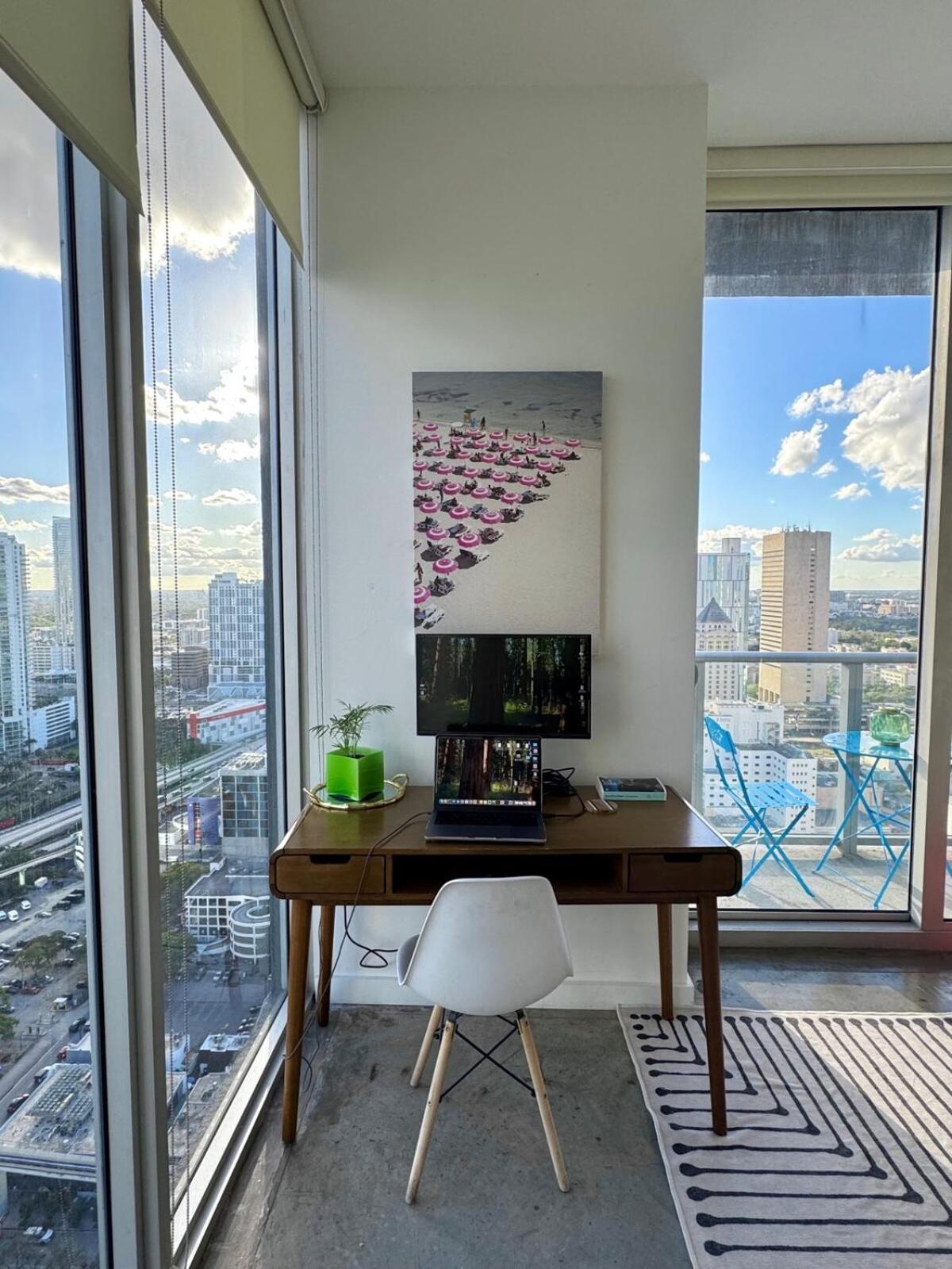 Elevated Elegance Luxe View Pool Free Parking Apartment Miami