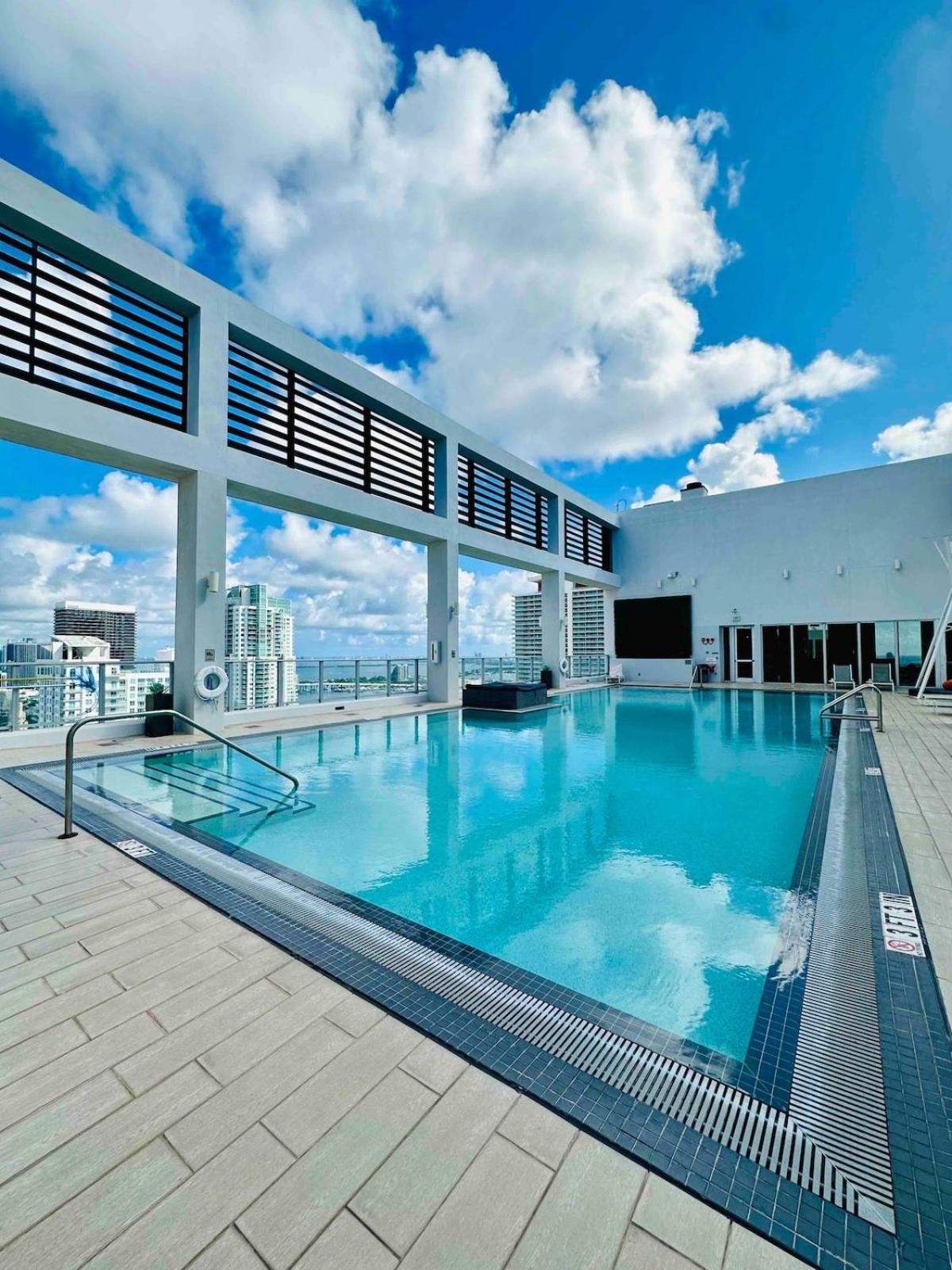 Pop Art Sunlit Apartment Prime Miami Pool Free Parking Apartment *