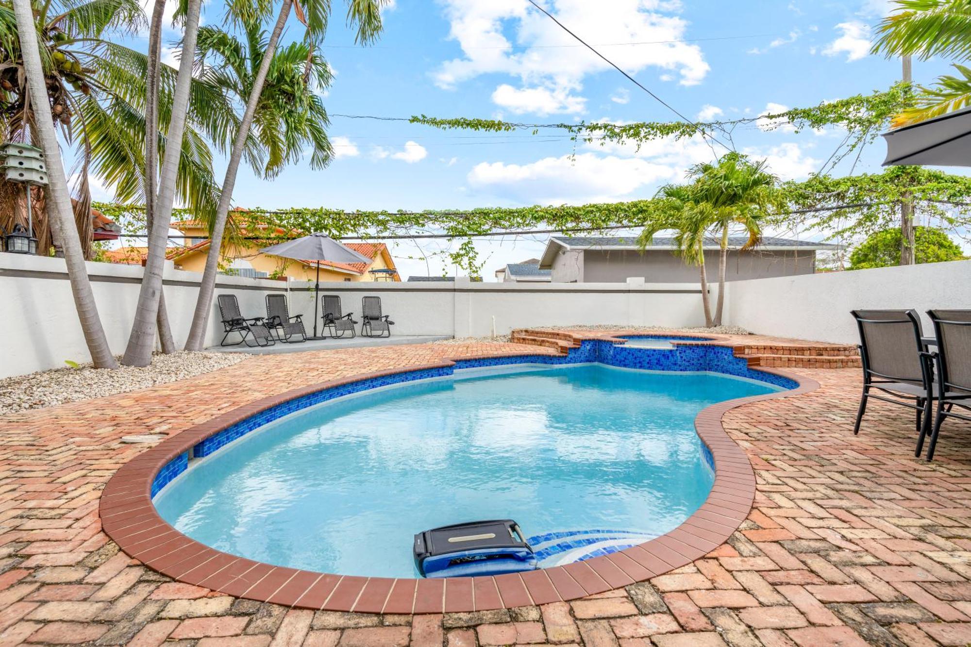 Summer Swim Sale! 4 Bedroom - Private Pool, Grill, Soaking Tub, Near Coral Gables & Mia Airport Holiday home Miami
