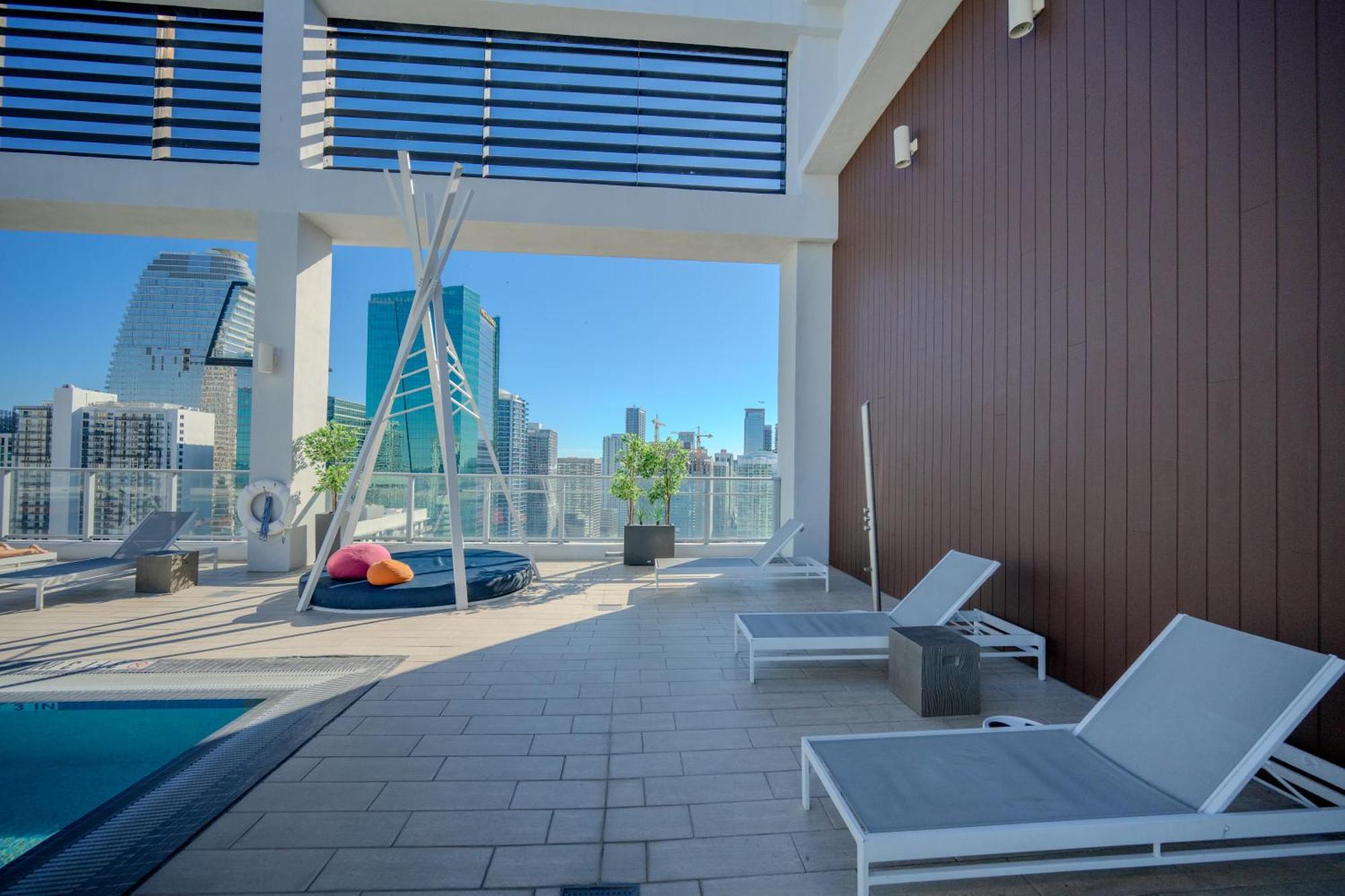 Luxury Loft W Skyline View, Rooftop Pool, Brickell Downtown