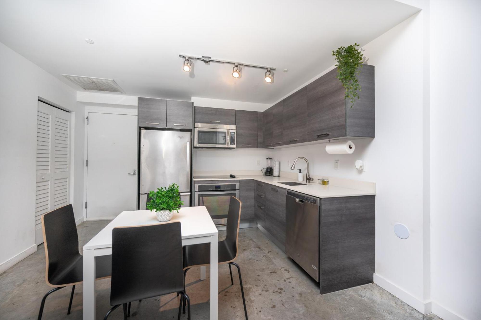 Luxury Loft W Skyline View, Rooftop Pool, Brickell Downtown