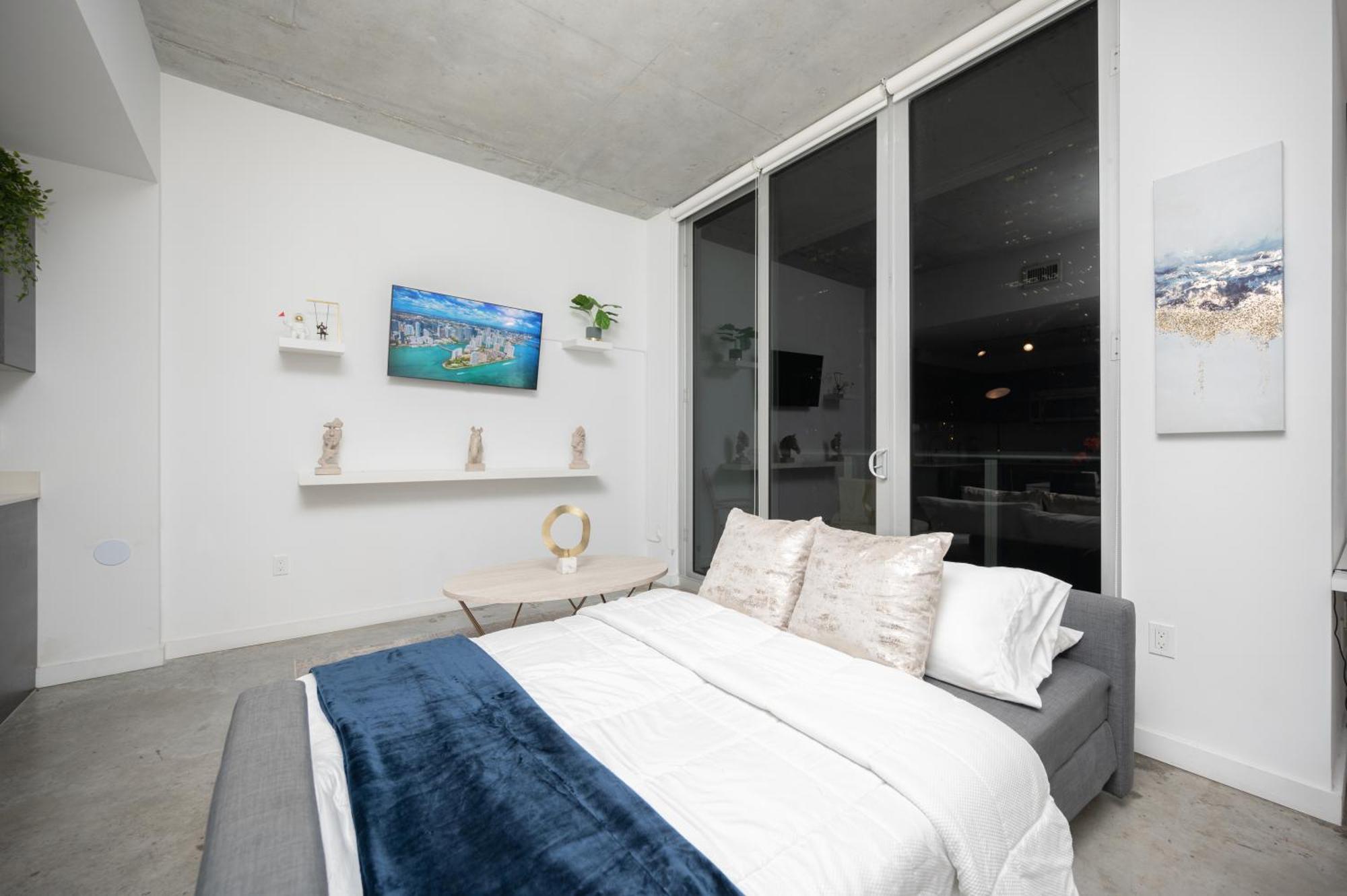 Luxury Loft W Skyline View, Rooftop Pool, Brickell Downtown Apartment *