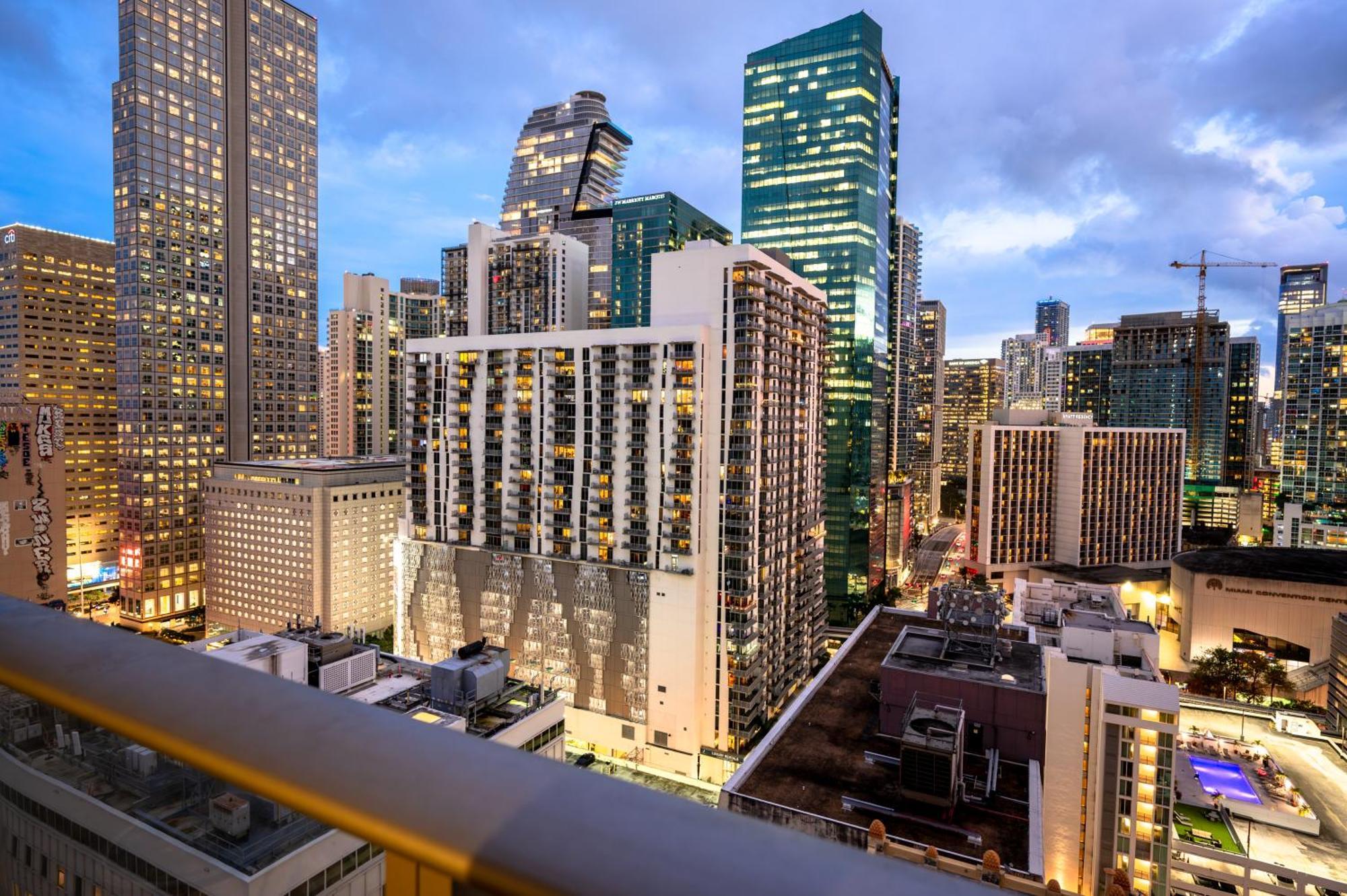 Luxury Loft W Skyline View, Rooftop Pool, Brickell Downtown Miami