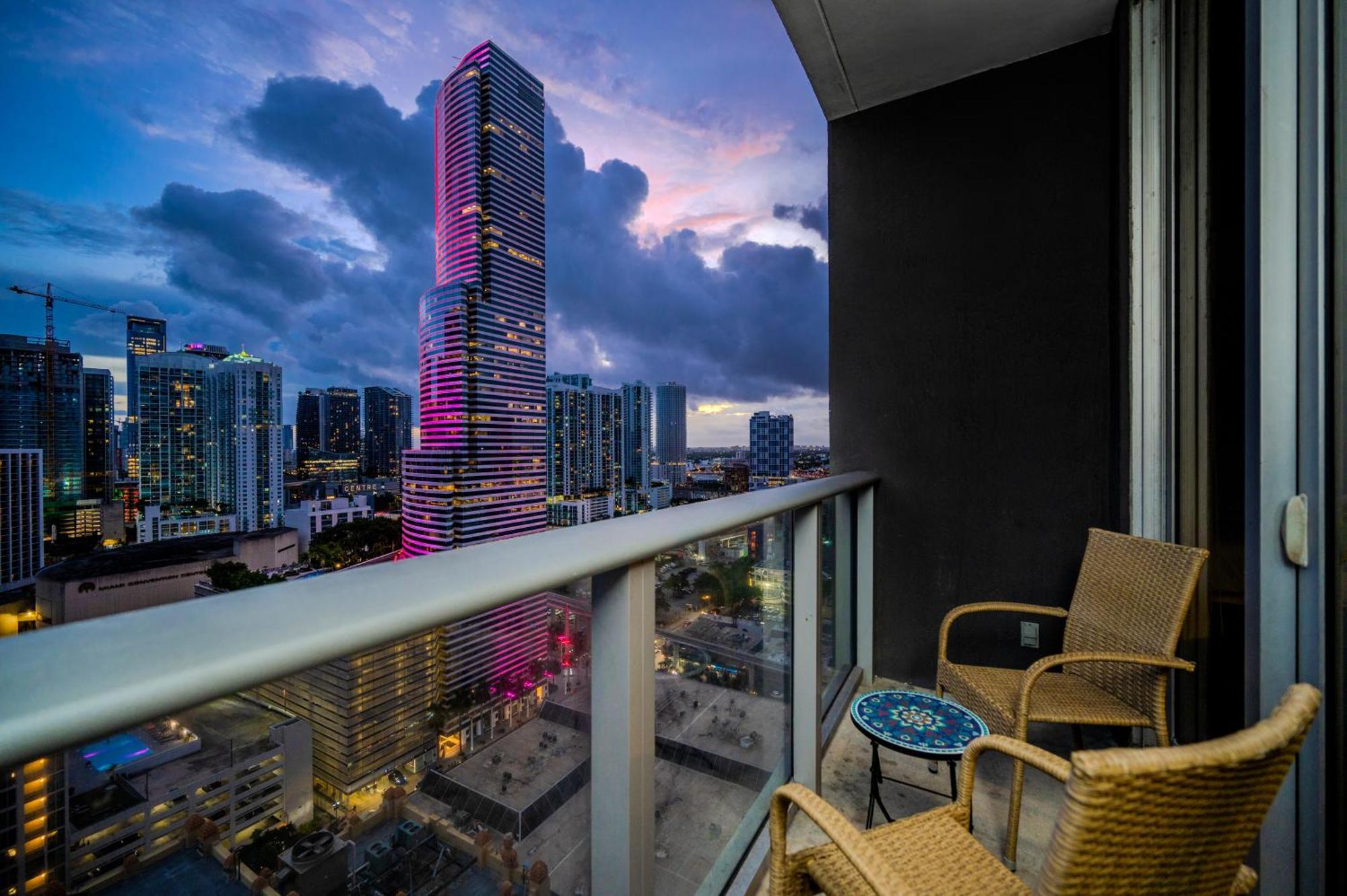 Luxury Loft W Skyline View, Rooftop Pool, Brickell Downtown Apartment *