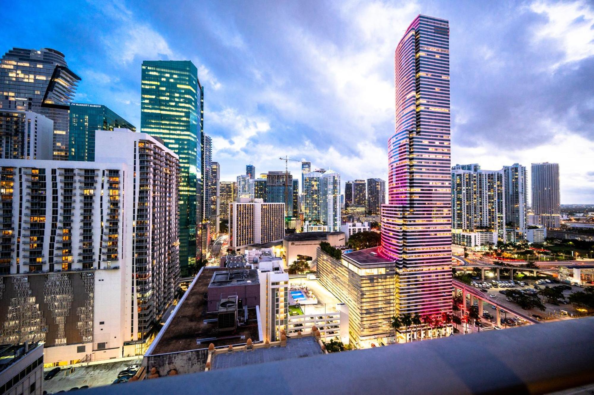 Luxury Loft W Skyline View, Rooftop Pool, Brickell Downtown Miami