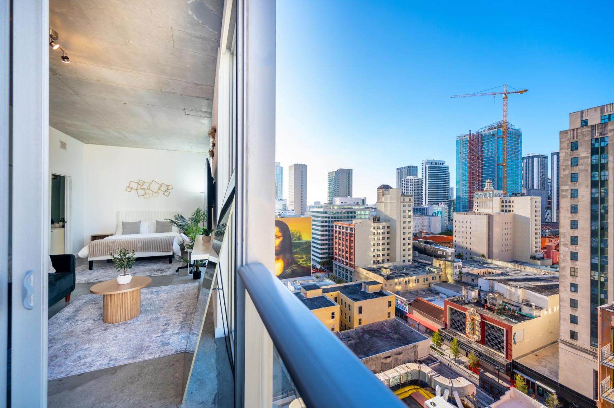 Luxury Loft W Skyline View, Rooftop Pool, Brickell Downtown Apartment