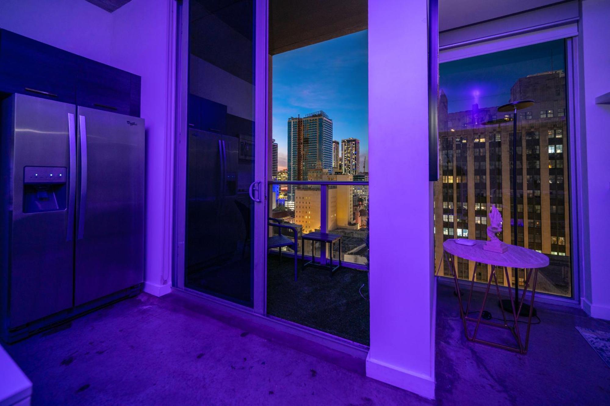 Luxury Loft W Skyline View, Rooftop Pool, Brickell Downtown