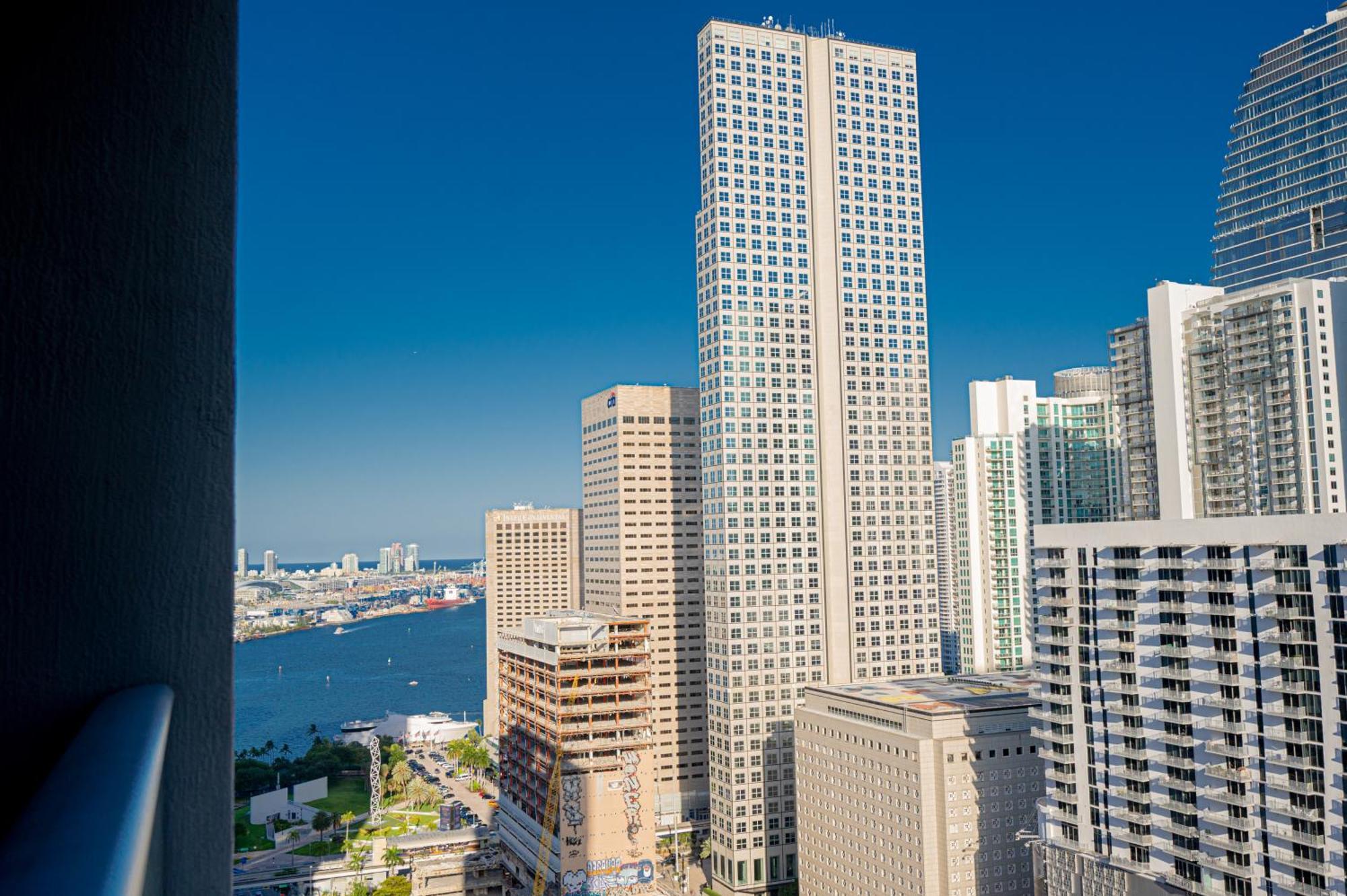 Luxury Loft W Skyline View, Rooftop Pool, Brickell Downtown