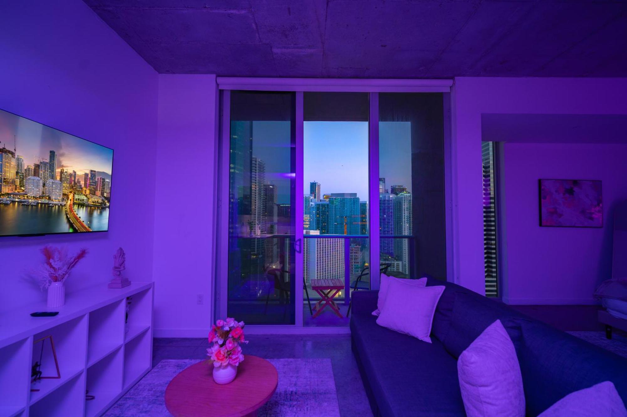 Luxury Loft W Skyline View, Rooftop Pool, Brickell Downtown Apartment *
