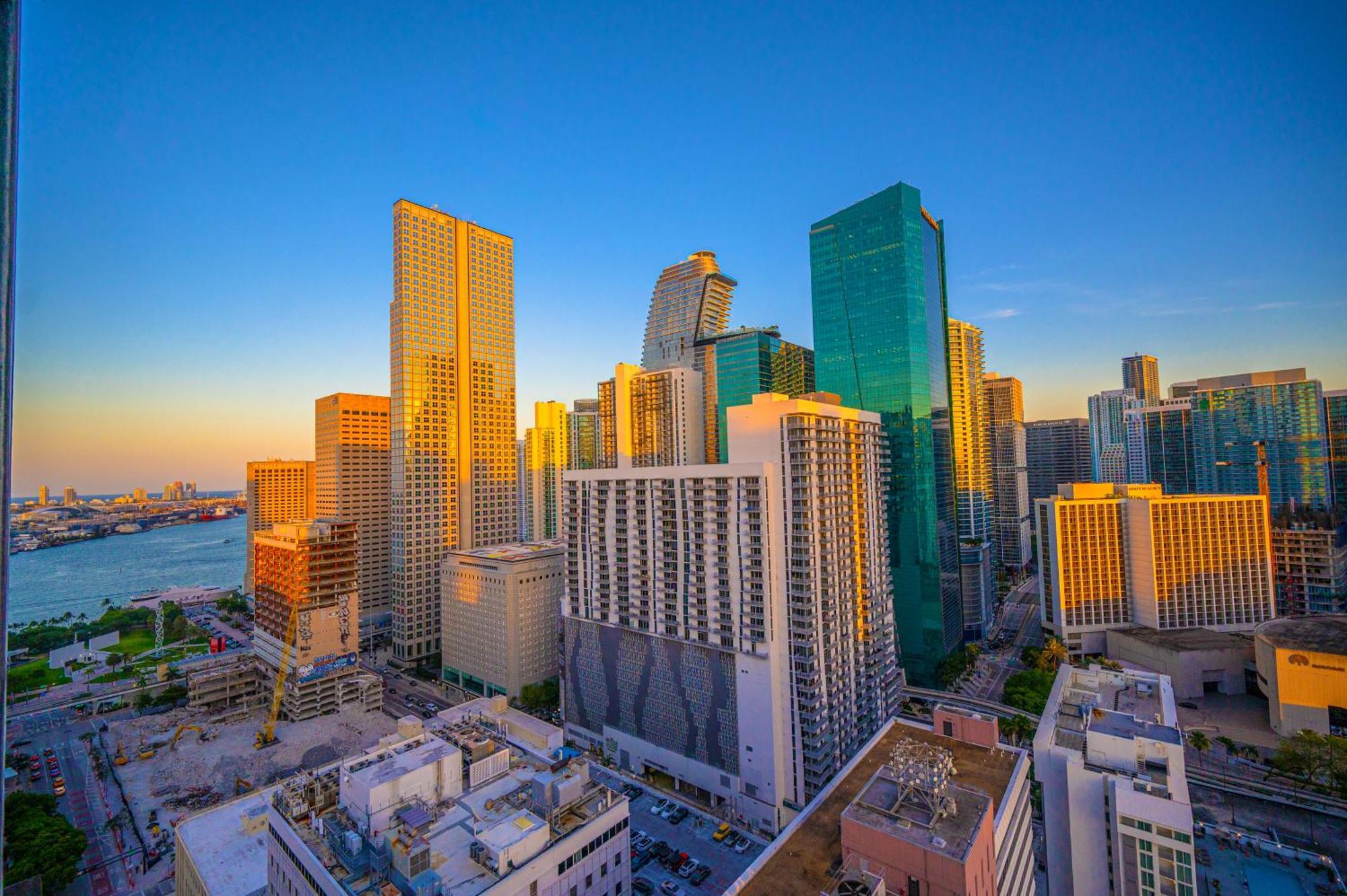 Luxury Loft W Skyline View, Rooftop Pool, Brickell Downtown Miami