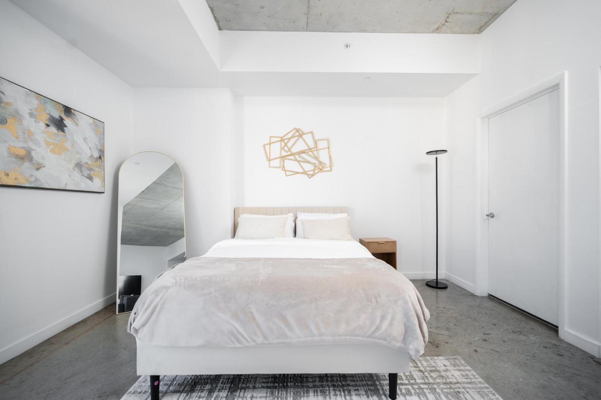 Luxury Loft W Skyline View, Rooftop Pool, Brickell Downtown *