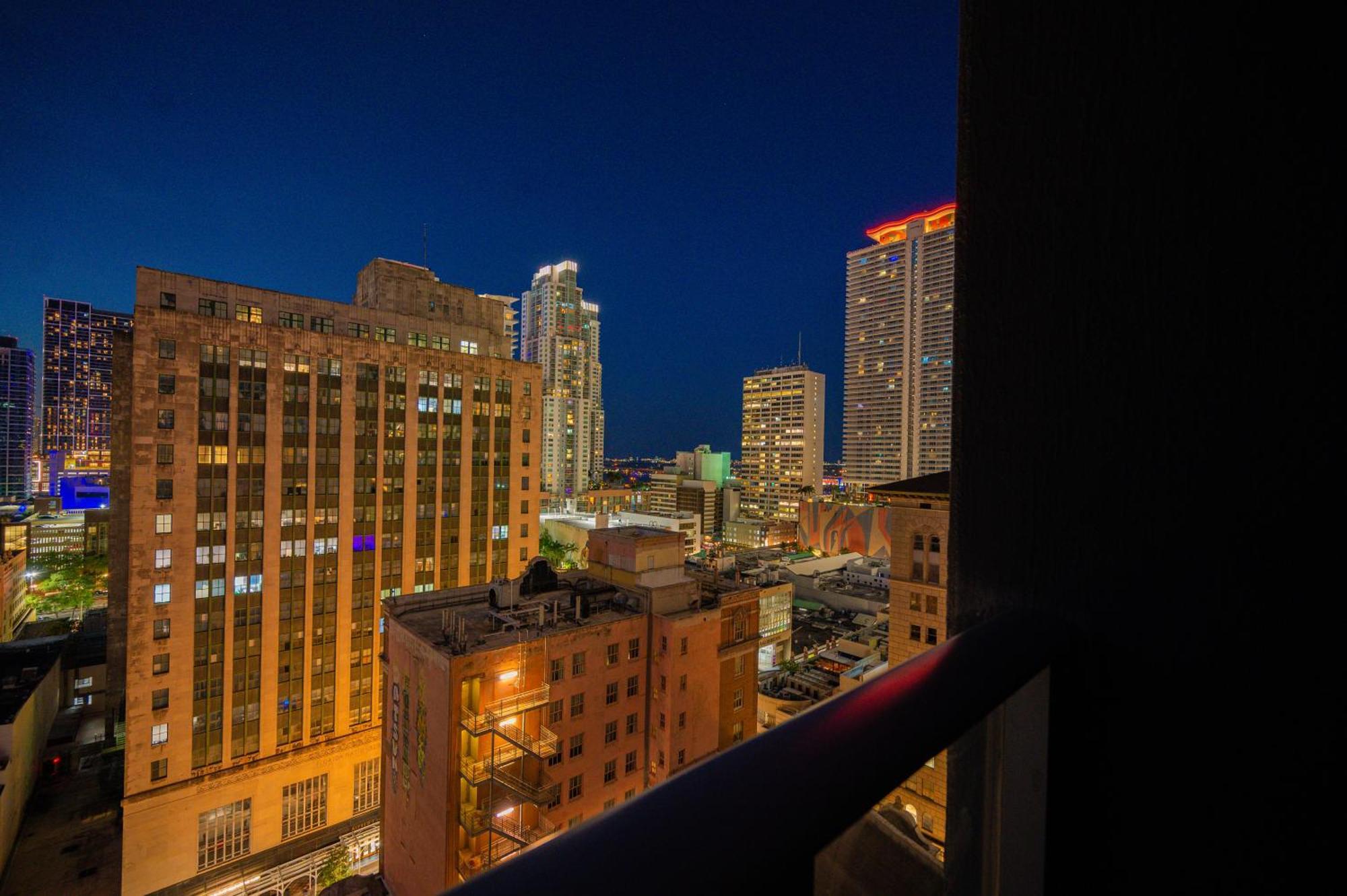 Luxury Loft W Skyline View, Rooftop Pool, Brickell Downtown Apartment