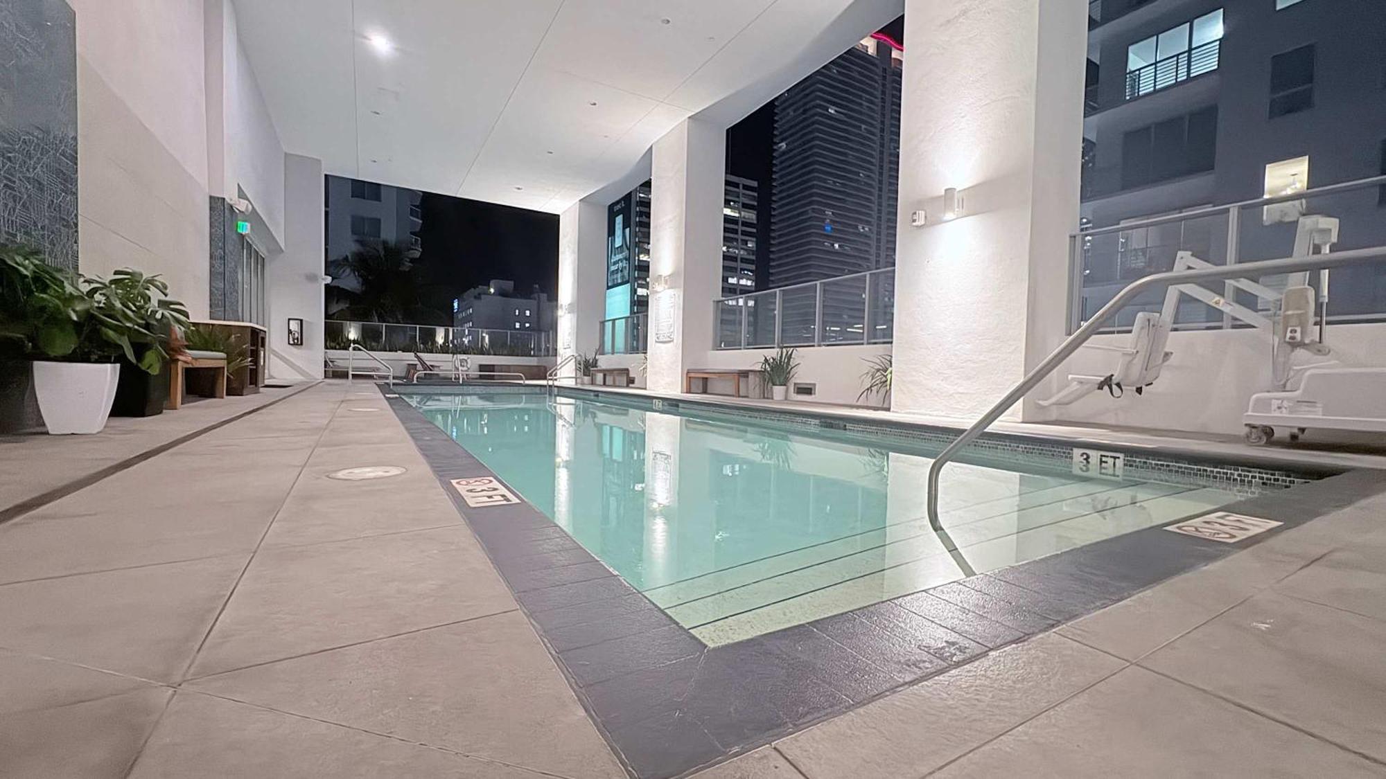 Sky-high 1 Bedroom Downtown Miami's Heart - Pool & Gym Miami