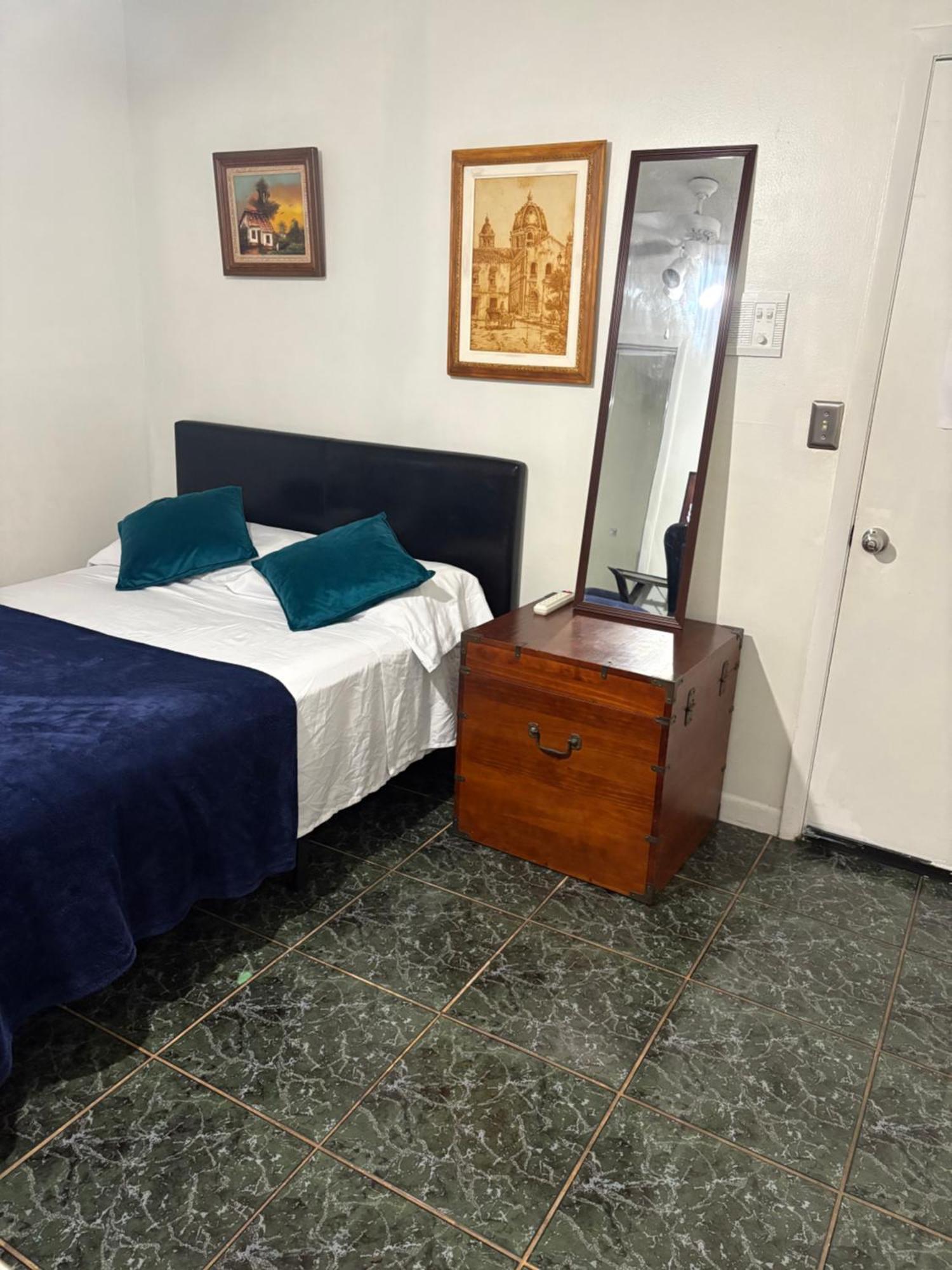 Snug Minimalist Full Bed With 50 Inch Smart Tv, Netflix, Airplay, Mini-fridge, And 500 Mbps Wifi Near Fiu, Dolphin Mall, Airport * Miami