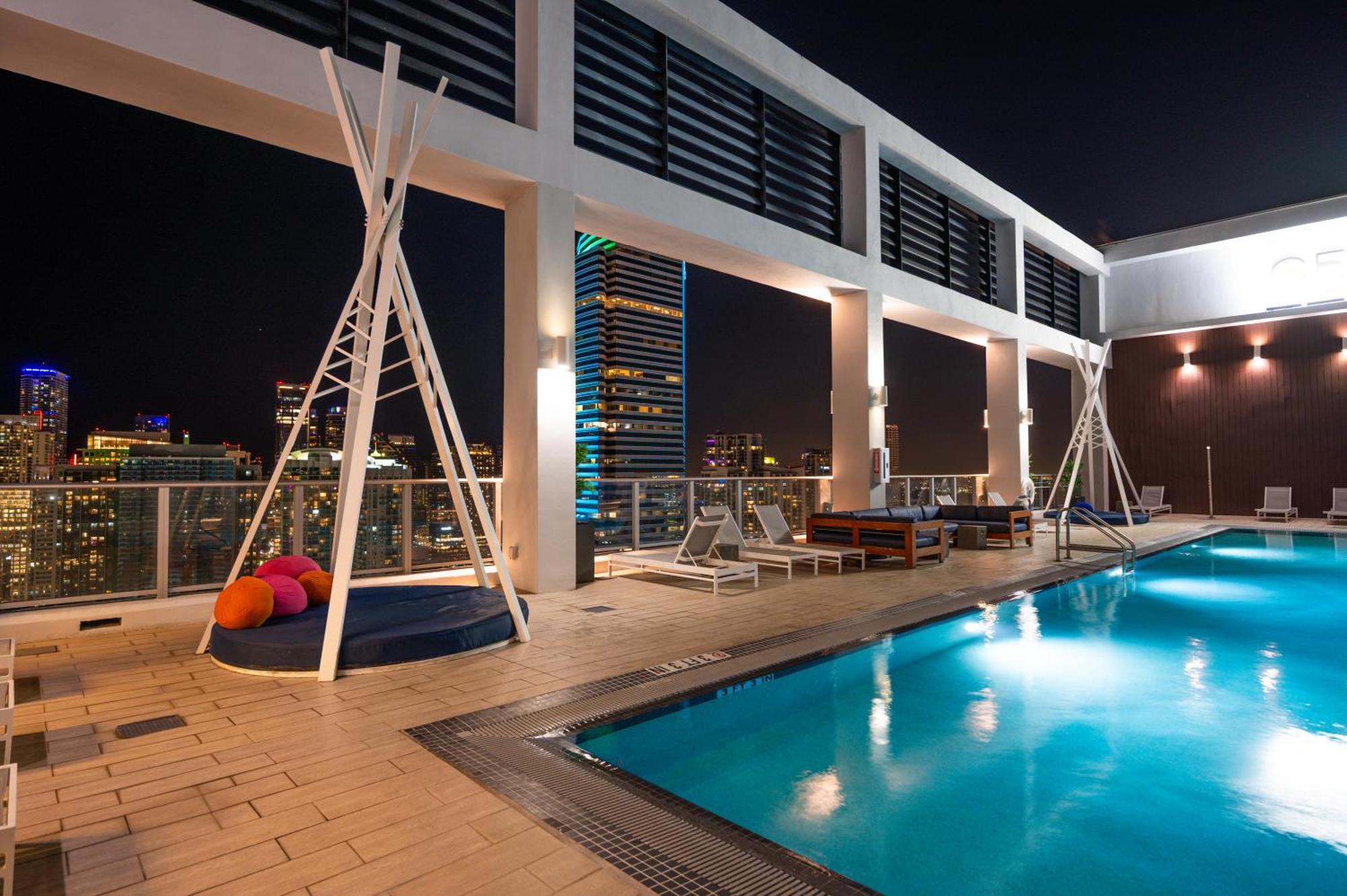 Luxury Loft W Skyline View, Rooftop Pool, Brickell Downtown Apartment Miami