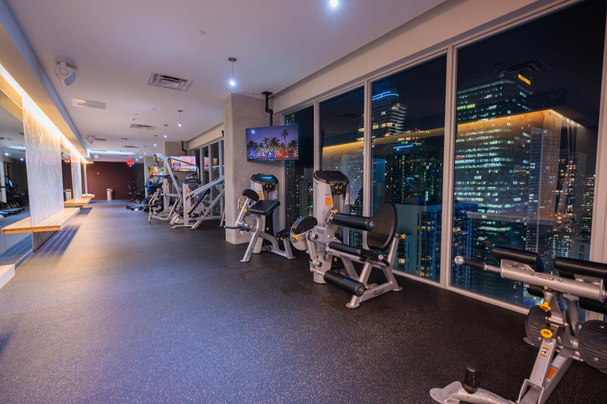 Luxury Loft W Skyline View, Rooftop Pool, Brickell Downtown Apartment