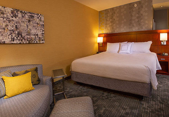 Courtyard Miami Airport West 3*