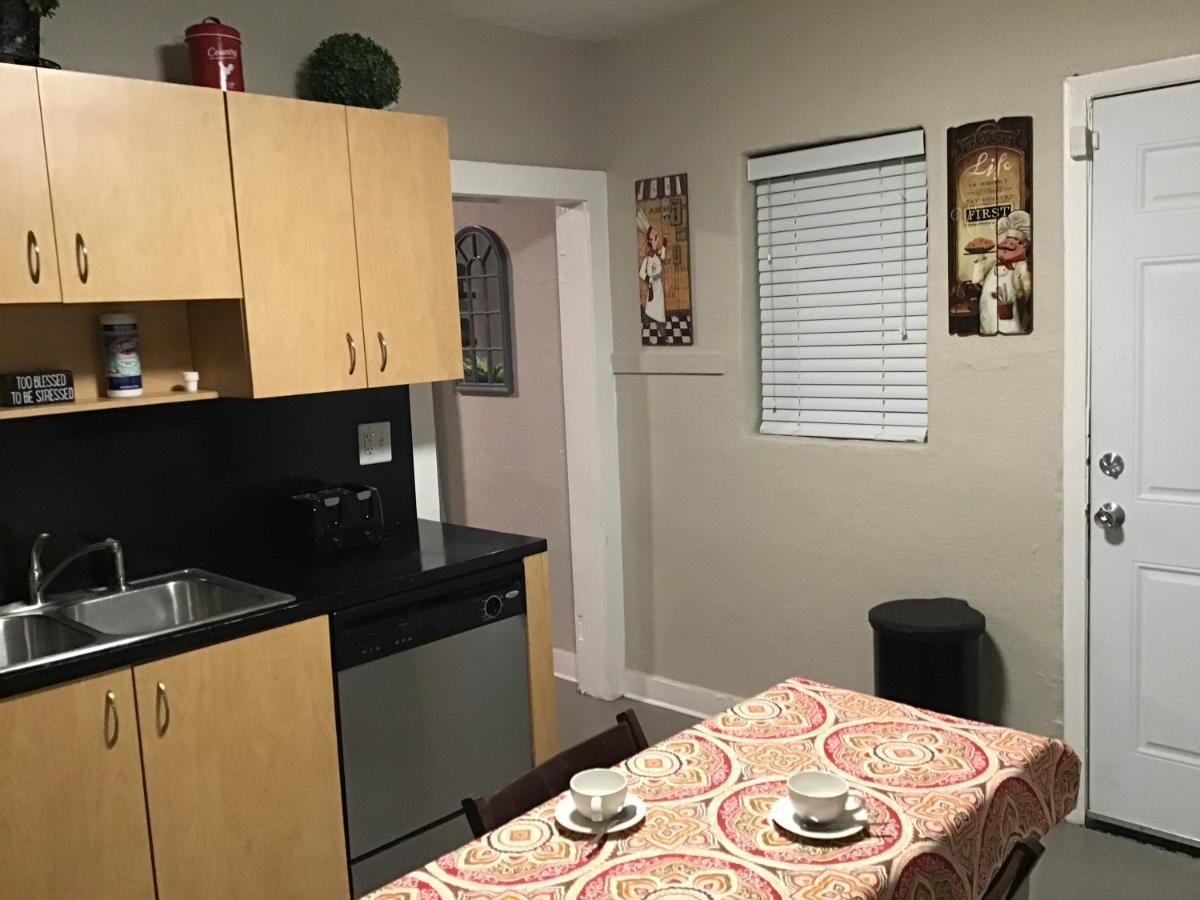 Modern 3/1 House Close To Beaches And Midtown Holiday home