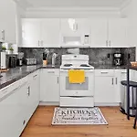Comfy & Updated Apartment Centrally Located Minutes Away From Everything!