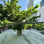 Modern Apartment In Edgewater