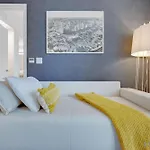Stylish 2Br With Pool & Balcony