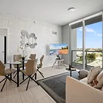 Elegant Condo 2Br W Beautiful City Views
