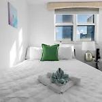 Stylish 2Br With Skyline Views, Free Parking, Sleeps 8