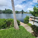 Cozy Studio With Bay Views And Porch In Aventura
