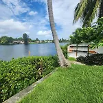 Cozy Studio With Bay Views And Porch In Aventura