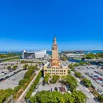 Downtown Haven Sleek 1-Br With Skyline Vistas