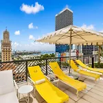 1-Br Skyline Apartment Retreat