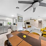 Spacious Miami Home With Garden