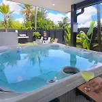 King Bed & Hot Tub, A Casita For Families & Pets