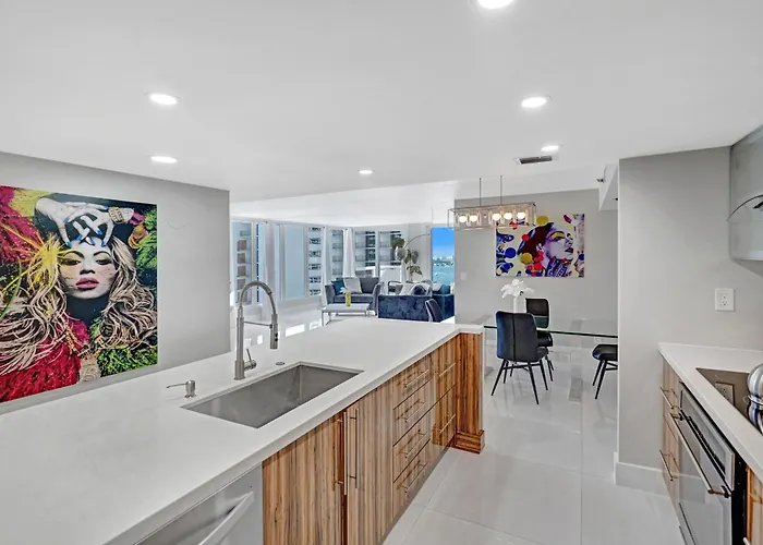 The Queen B! Water & Skyline Views - Renovated