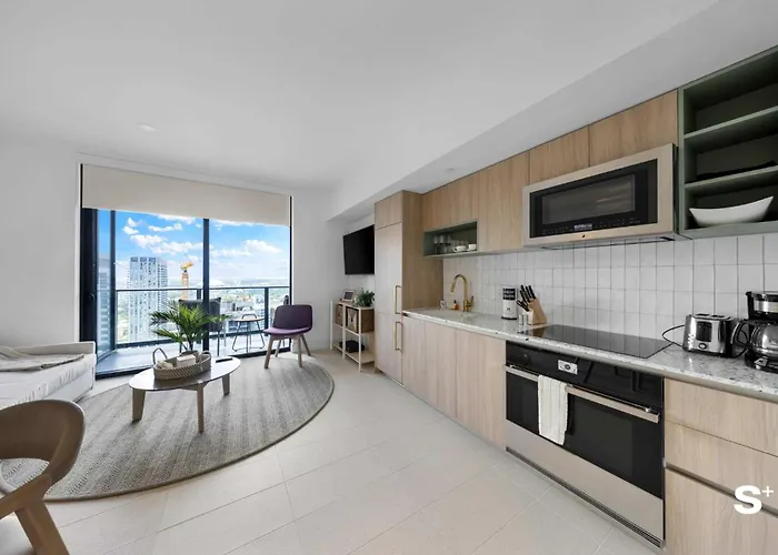1-Br Skyline Apartment Retreat