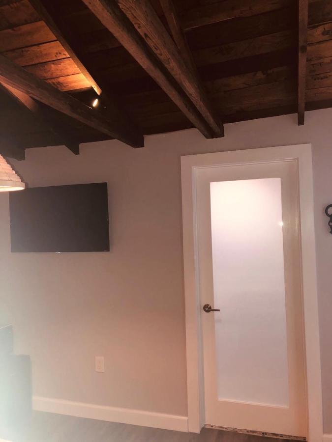 Private Steps From Calle 8 Apartment *