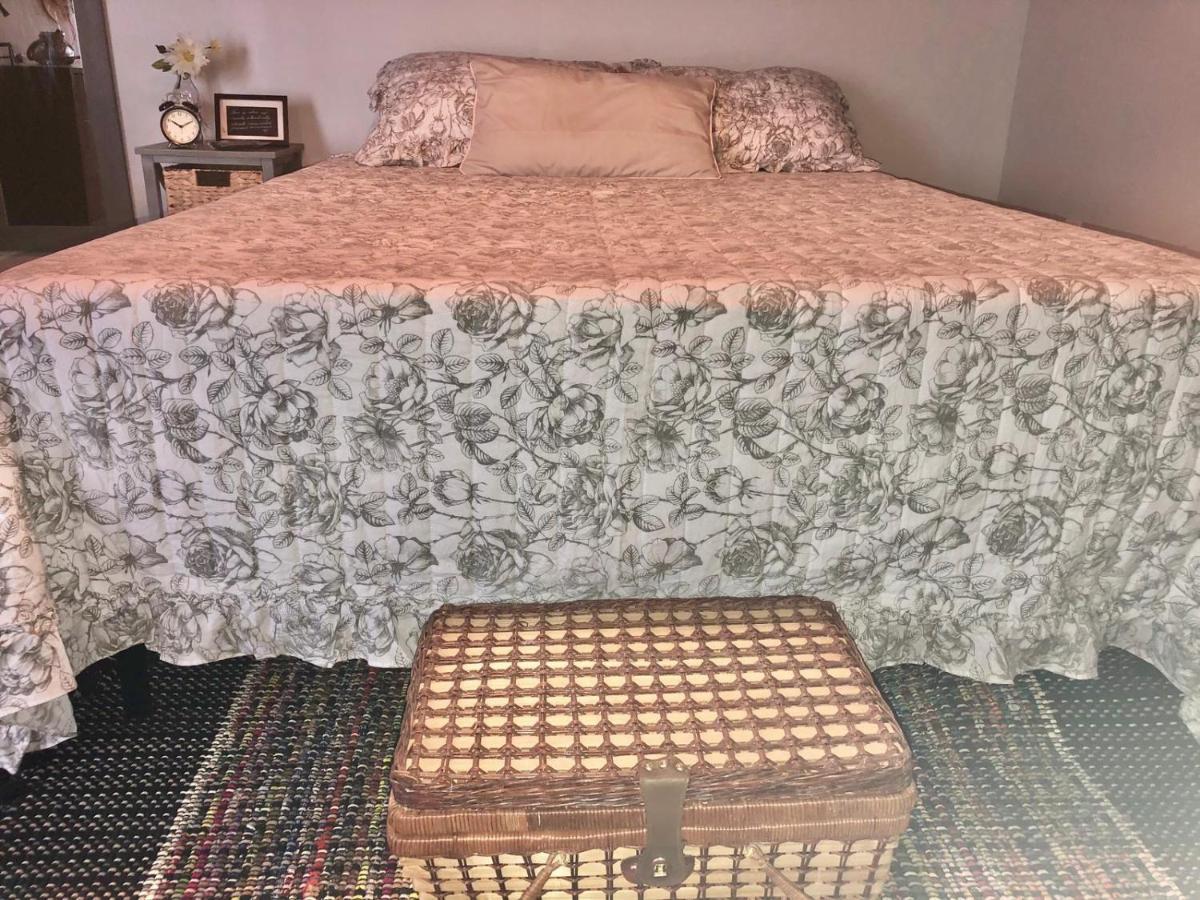 Private Steps From Calle 8 Apartment *