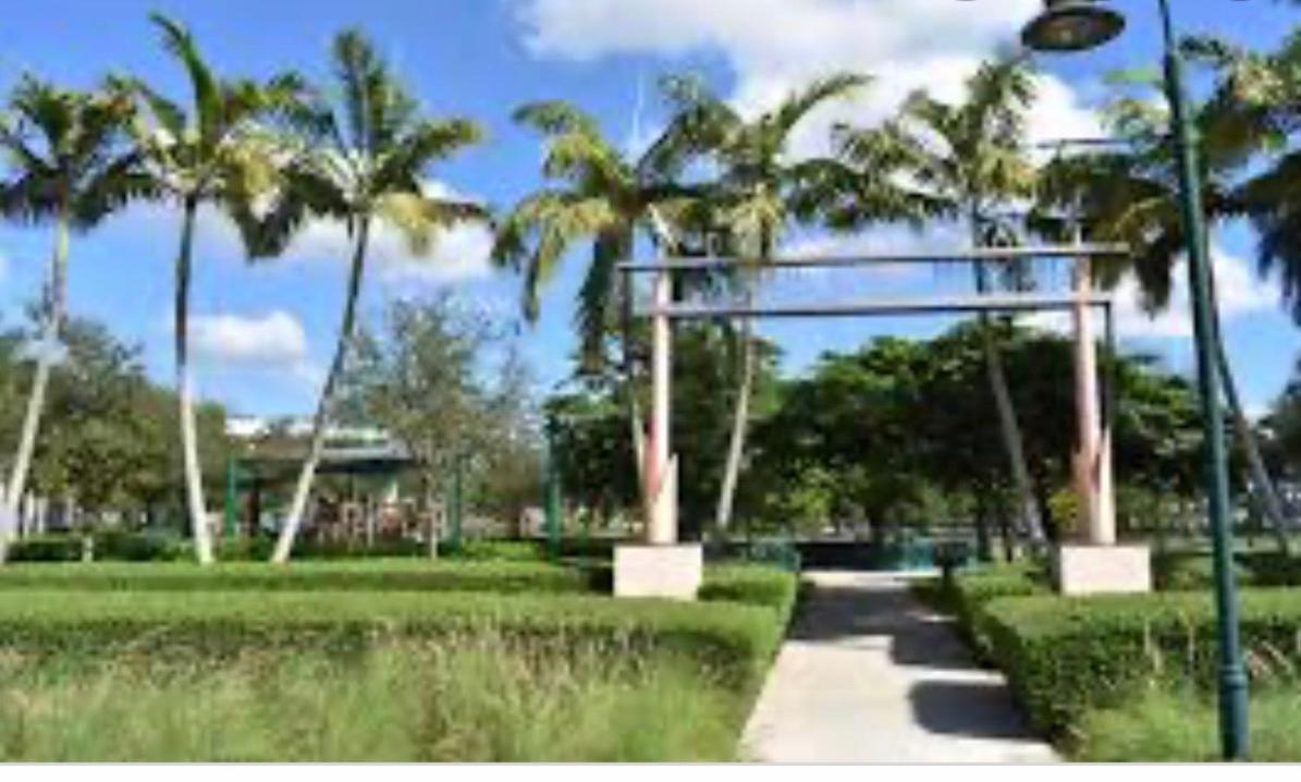 Apartment 5350 Park