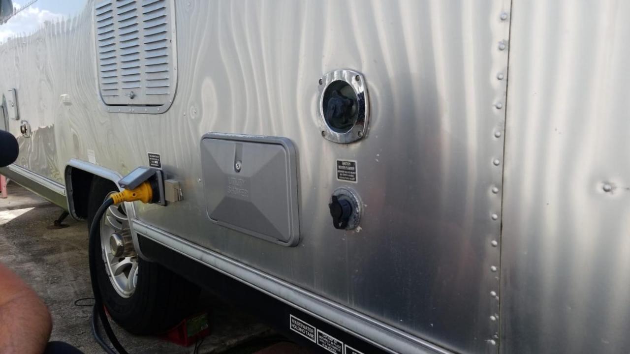 Airstream In The Center Of It Apartment *