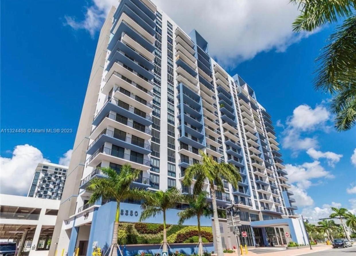 Apartment 5350 Park *